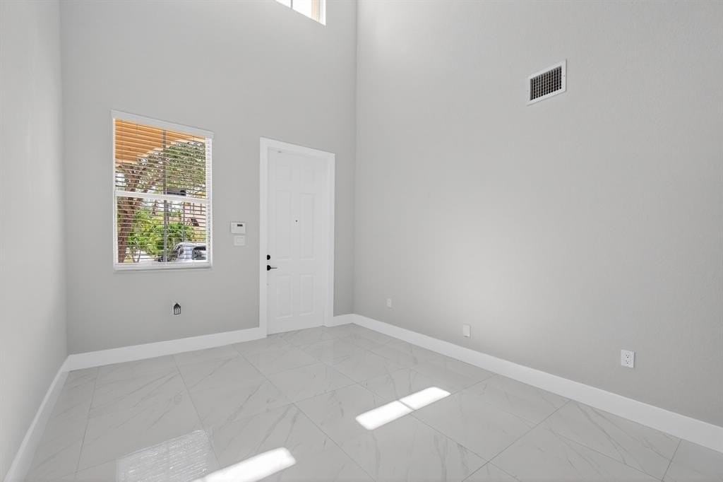 981 Southwest 149th Court - Photo 5 of 50