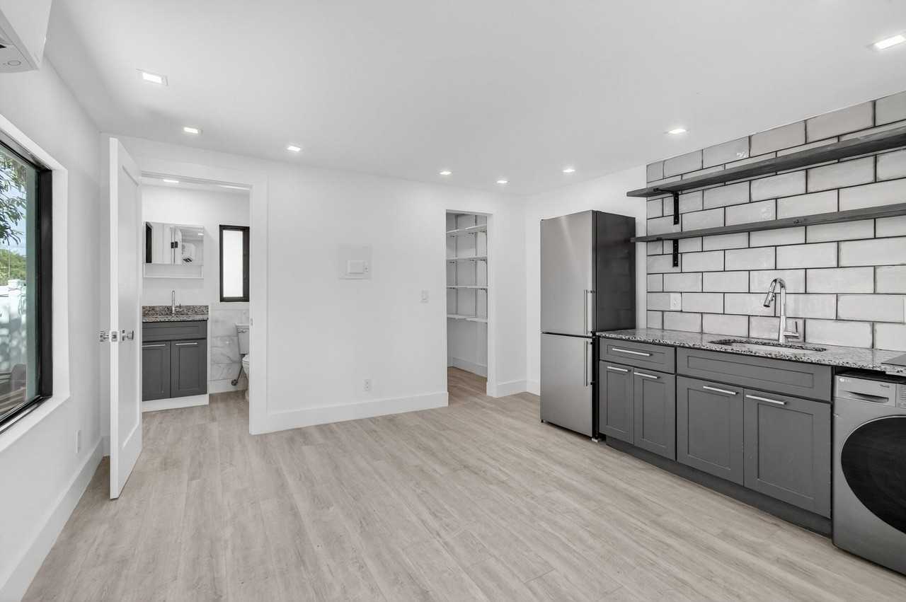 515 Nw 1st St #1 - Photo 4 of 35