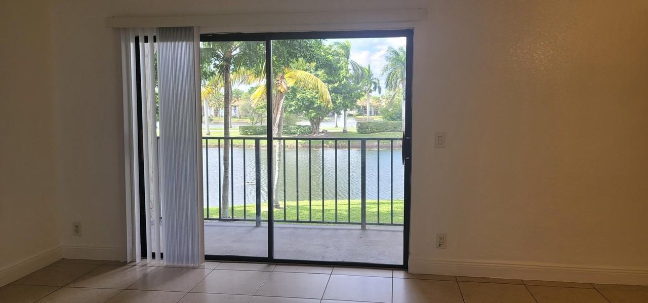 1523 Lake Crystal Drive #E - Photo 5 of 27