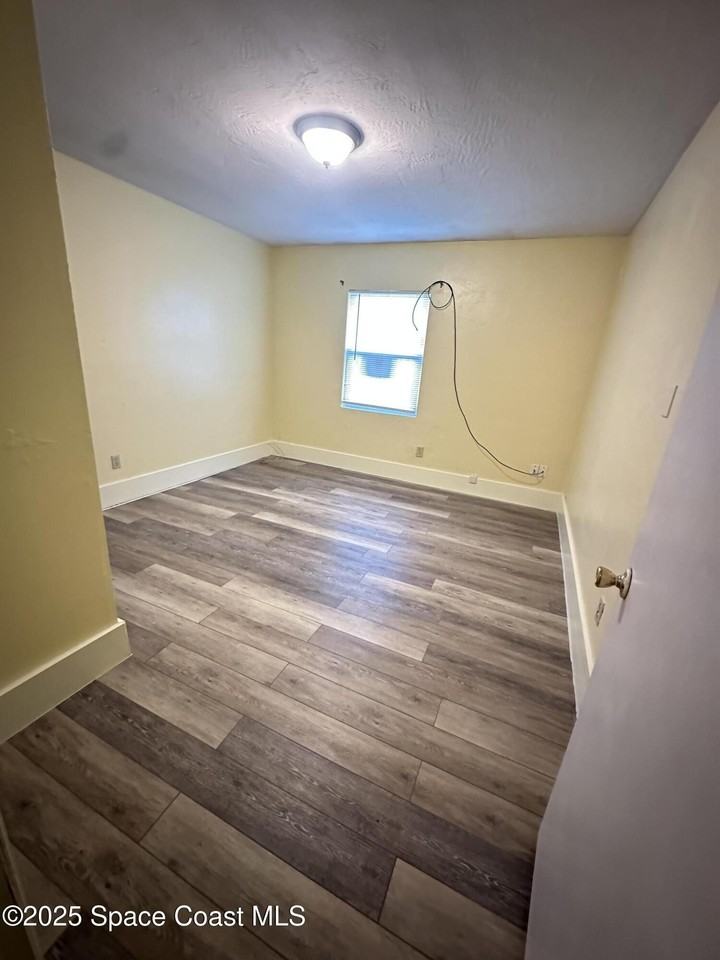 1057 S Deleon Ave Unit B #B - Photo 7 of 10