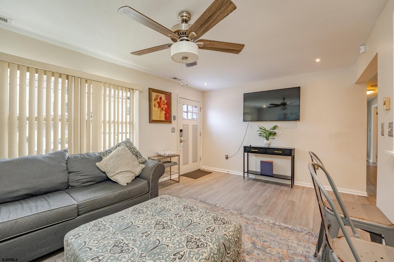 545 N Connecticut Ave - Photo 4 of 50