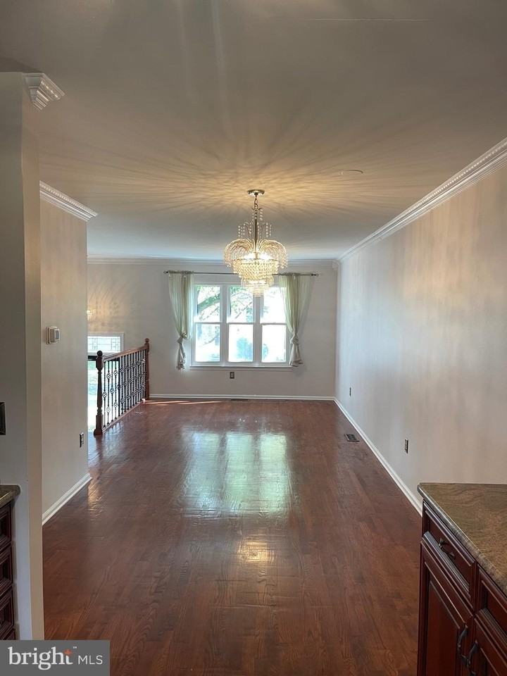 2313 Westport Ln - Photo 4 of 34