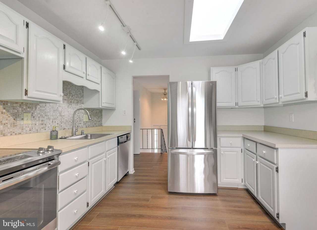 852 Birchwood Ct - Photo 2 of 30