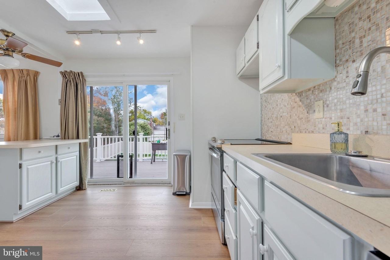 852 Birchwood Ct - Photo 3 of 30