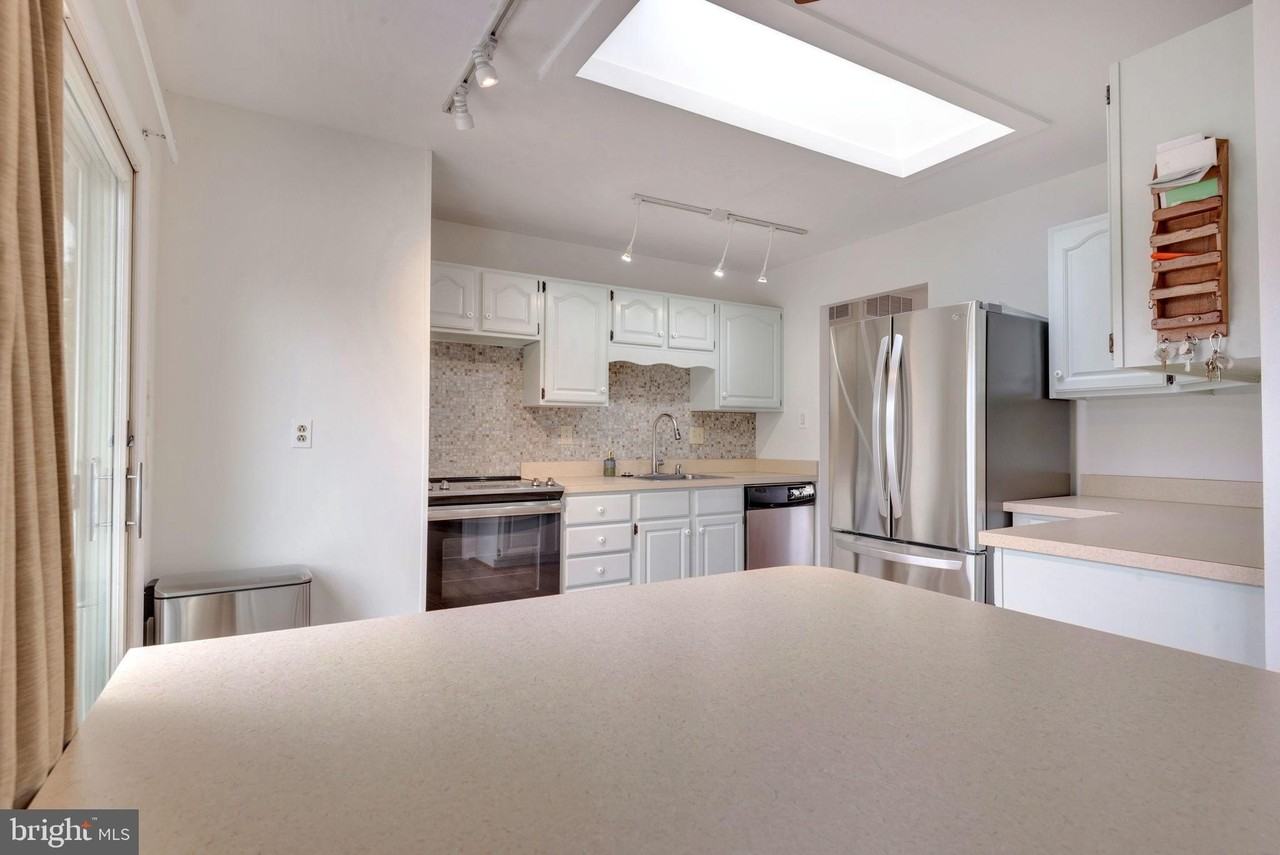 852 Birchwood Ct - Photo 4 of 30