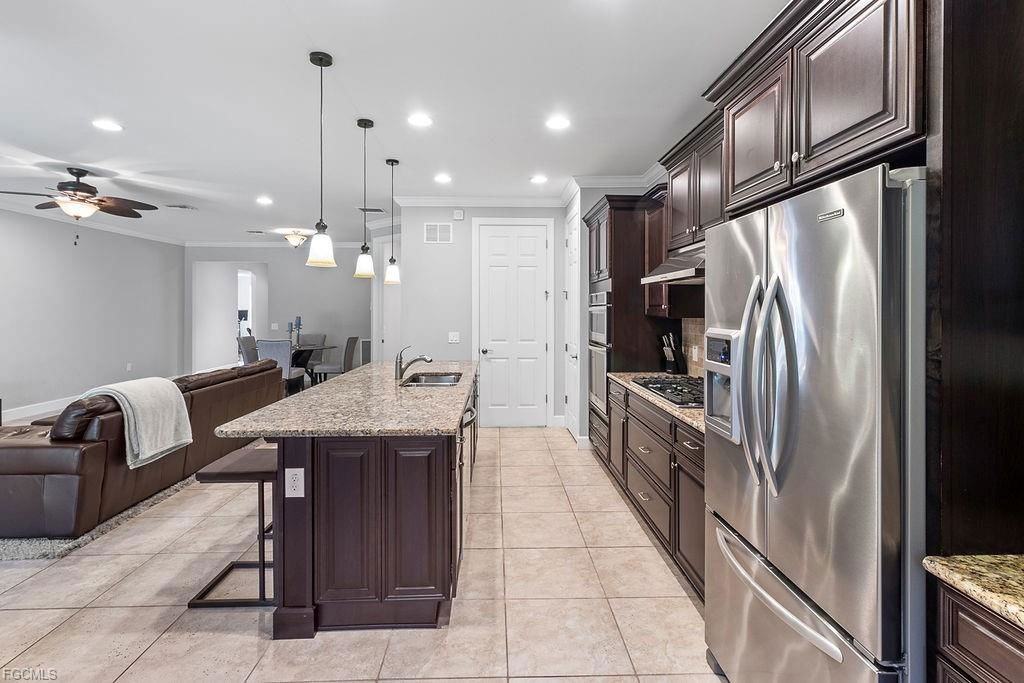 16133 Camden Lakes Circle - Photo 3 of 8