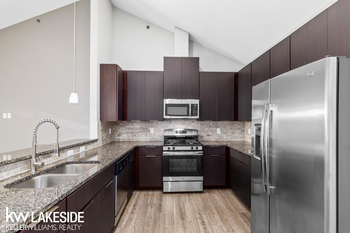 45732 Utica Park Blvd - Photo 5 of 25