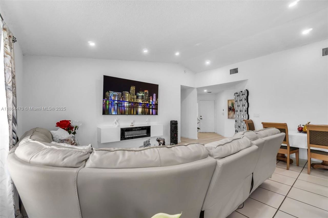 2590 Se 7th Pl - Photo 3 of 8