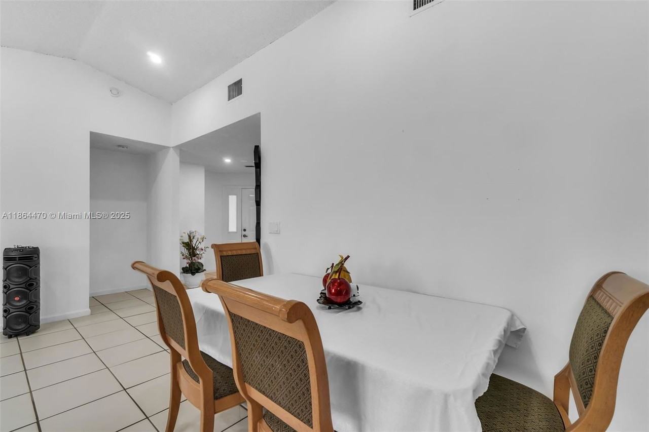 2590 Se 7th Pl - Photo 4 of 8