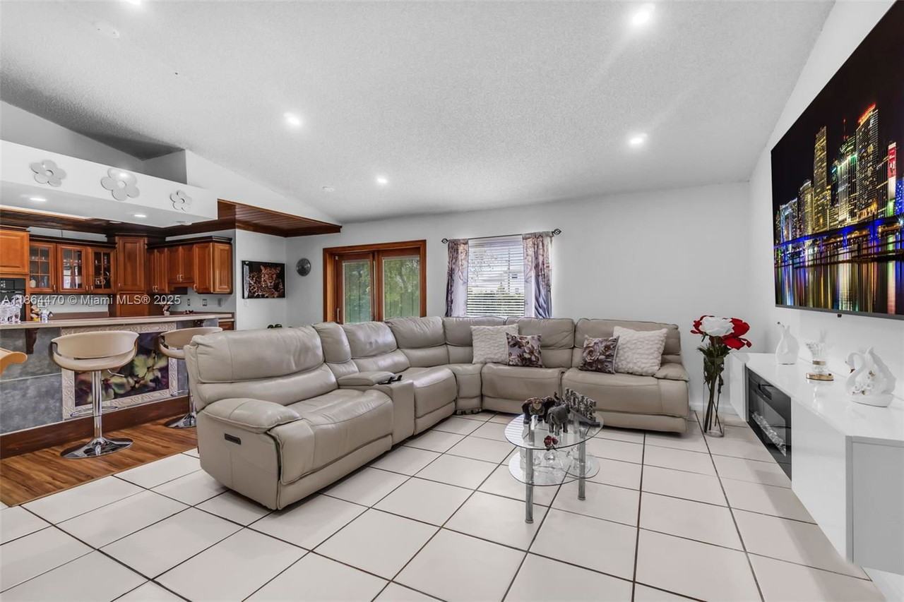 2590 Se 7th Pl - Photo 5 of 8