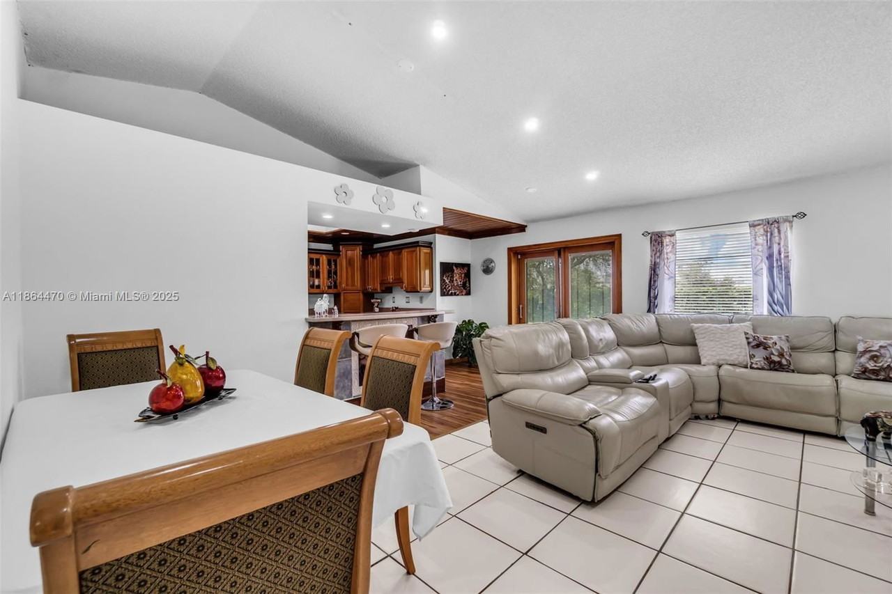 2590 Se 7th Pl - Photo 6 of 8