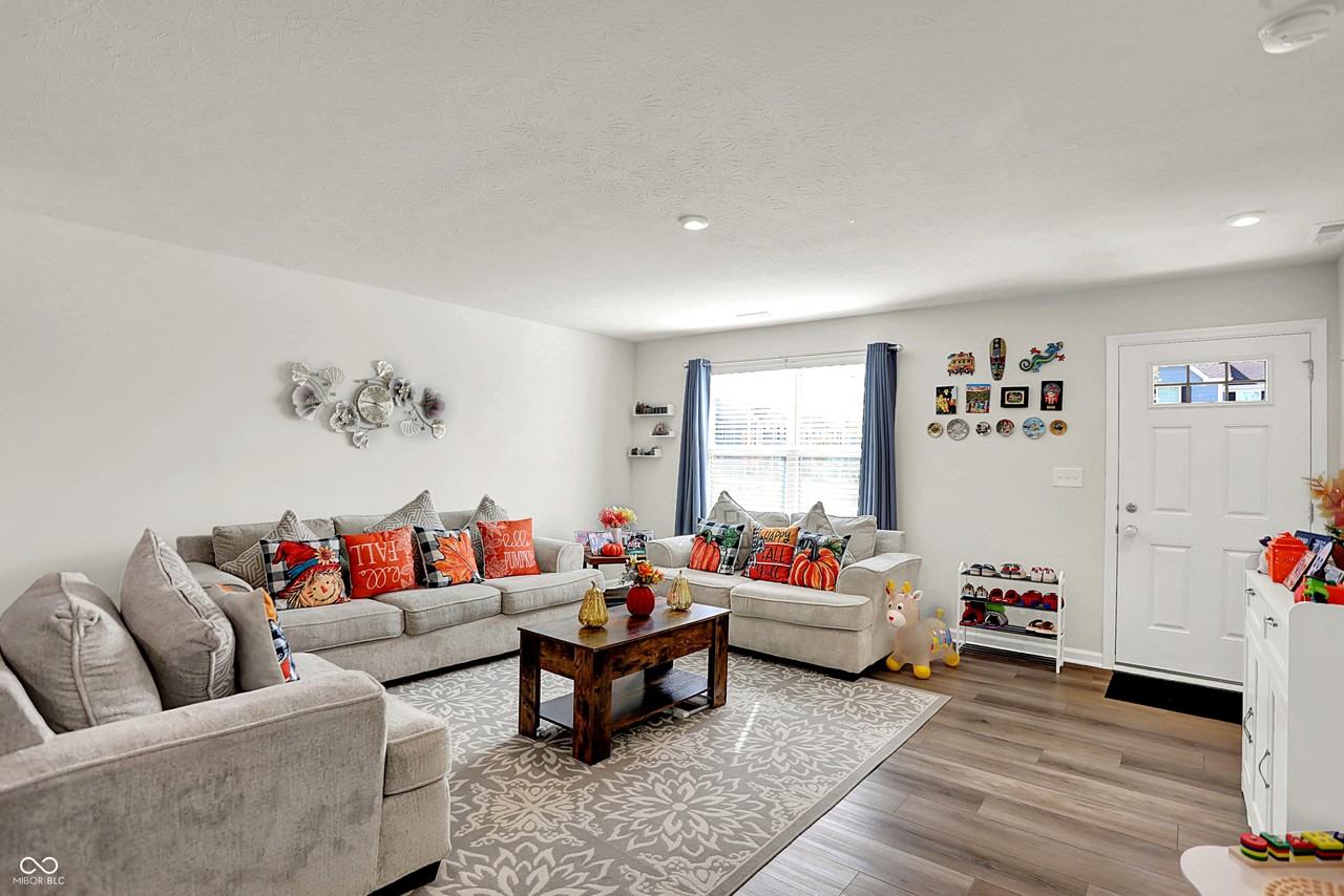 910 Red Hills Ct - Photo 4 of 33