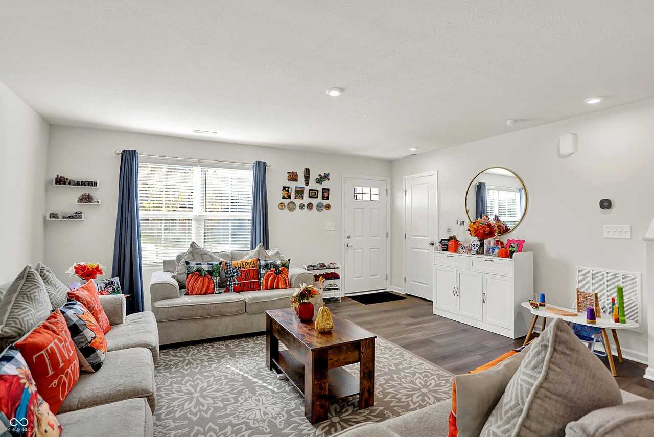 910 Red Hills Ct - Photo 5 of 33