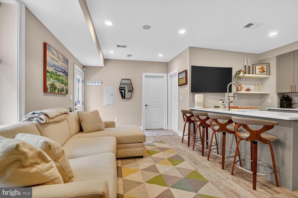 1014 10th St Ne ##1 - Photo 4 of 28