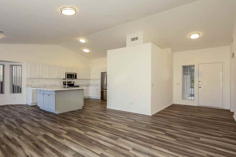 252 West Wahalla Lane - Photo 4 of 16