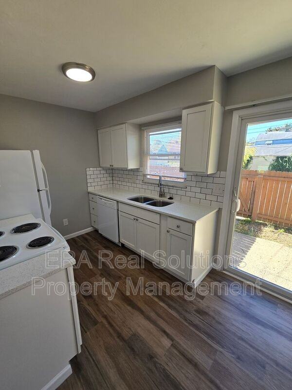 847 S Roys Ave - Photo 3 of 18
