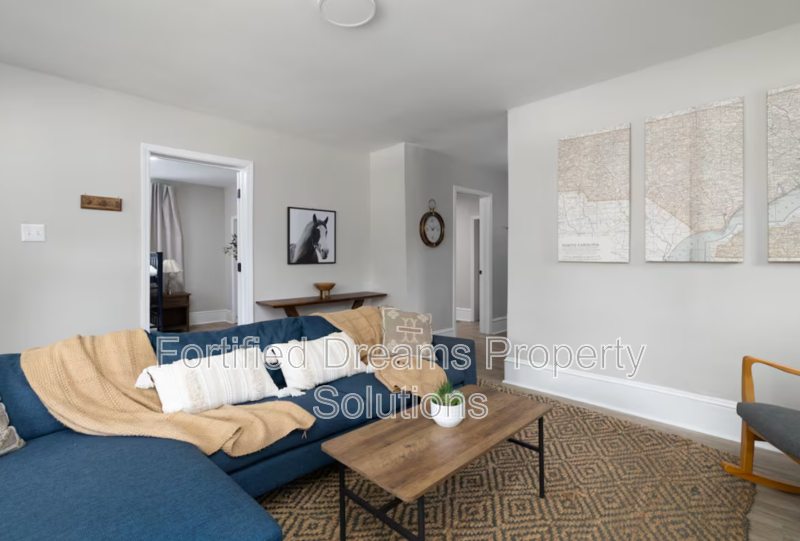 913 Hutton St - Photo 3 of 22