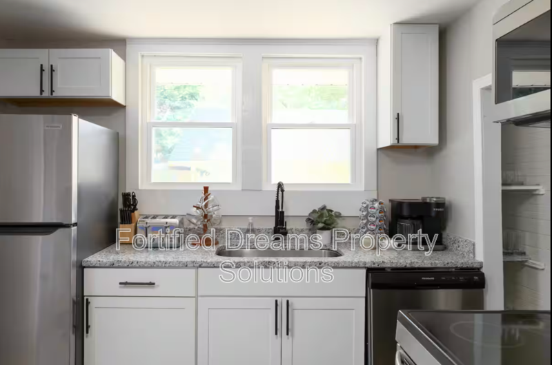 913 Hutton St - Photo 4 of 22