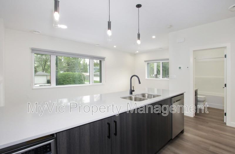 10904 139 Street NW - Photo 6 of 13