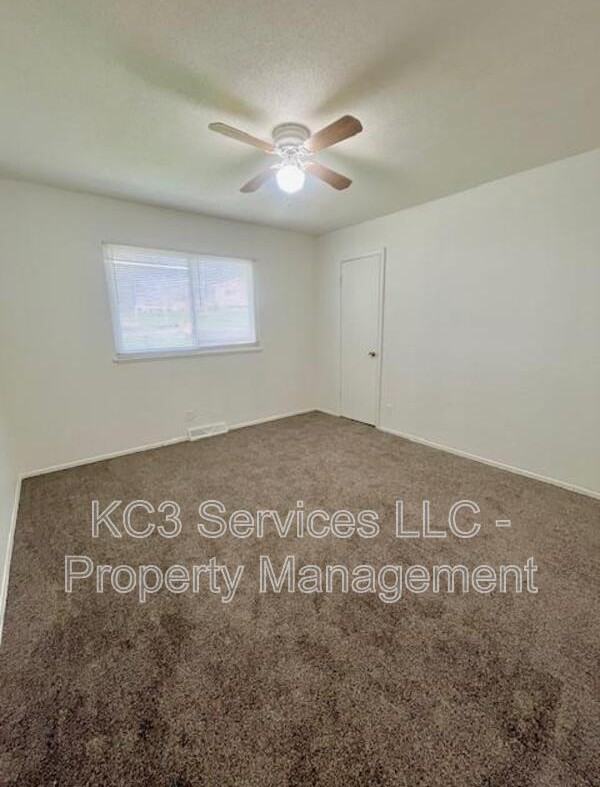 5025 North Bellaire Avenue - Photo 7 of 12