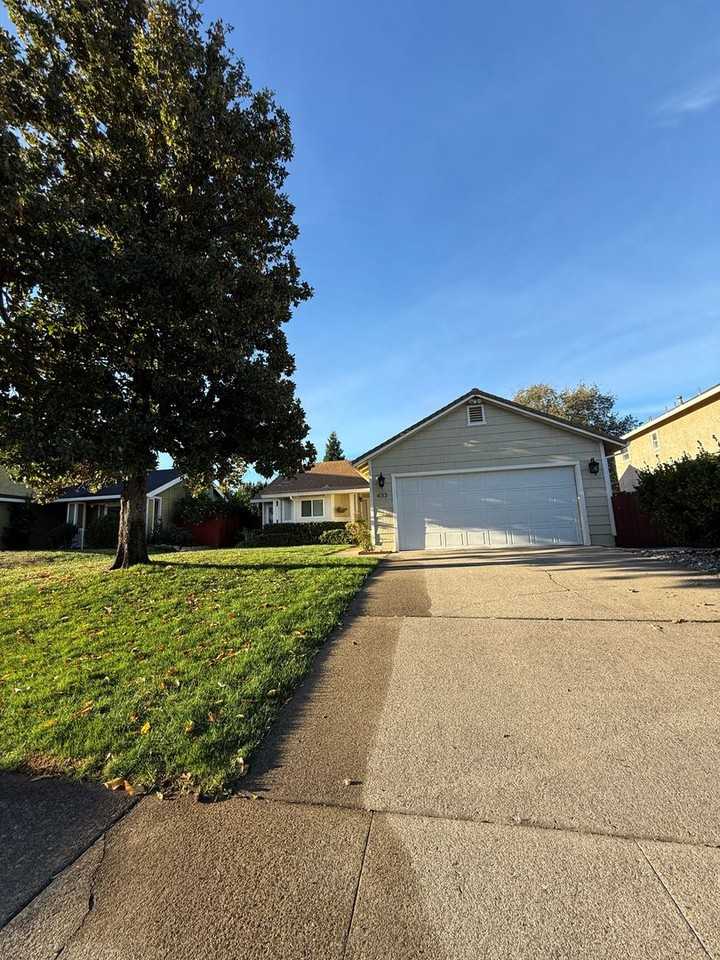 433 Alamine Dr - Photo 3 of 35