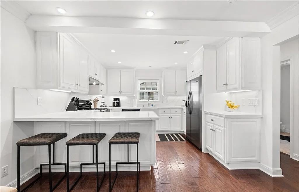 504 Avocado Ave - Photo 3 of 17