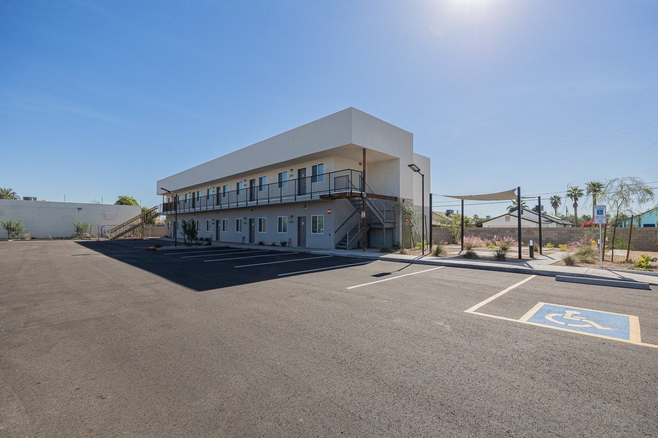 2121 W Adams St Bldg B - Photo 3 of 7