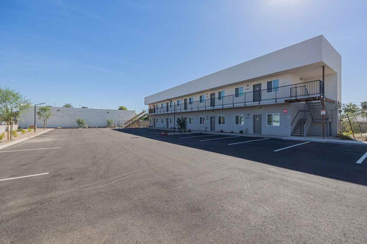 2121 W Adams St Bldg B - Photo 4 of 7