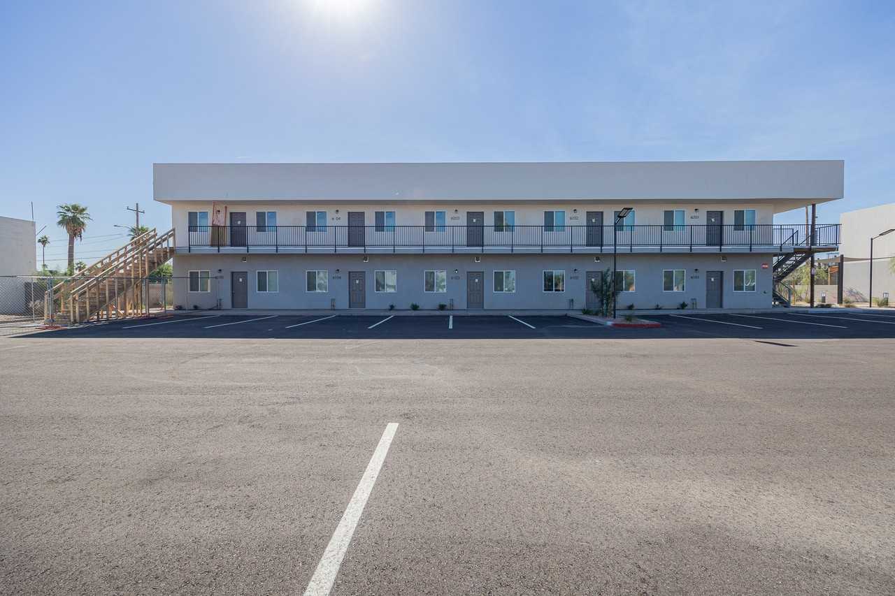 2121 W Adams St Bldg B - Photo 5 of 7