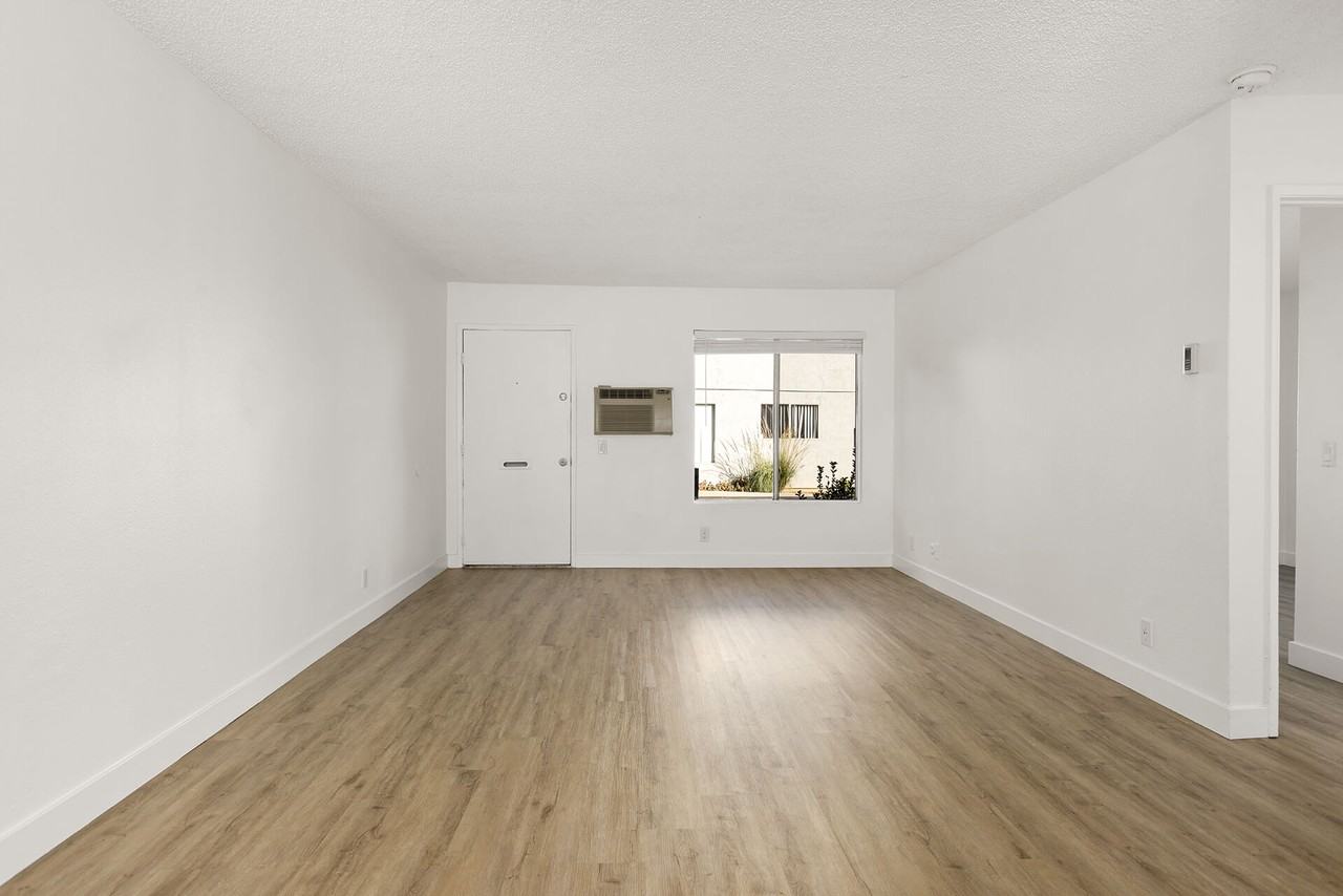 Valle at 9121 Kenwood - Photo 4 of 20