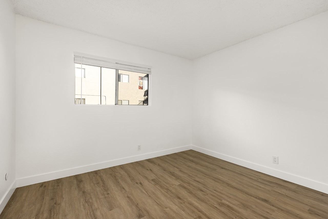 Valle at 9121 Kenwood - Photo 7 of 20