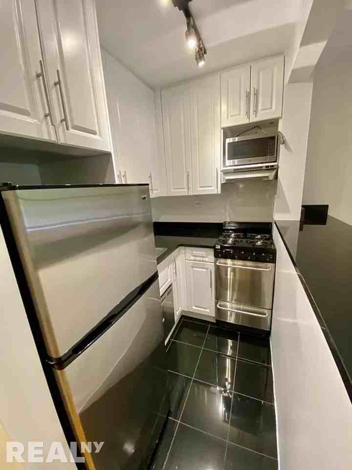 W 16th St #5H - Photo 5 of 7