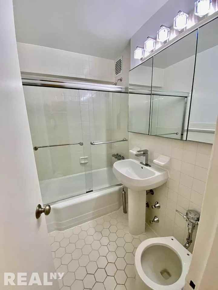 W 16th St #5H - Photo 7 of 7