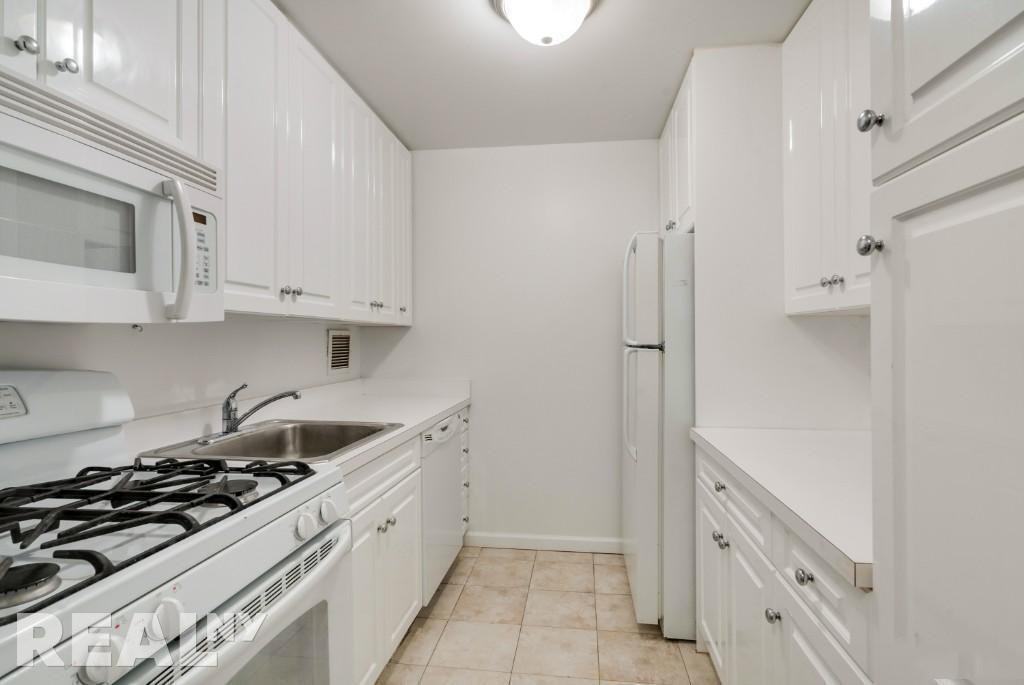 E 12th St #506 - Photo 4 of 6