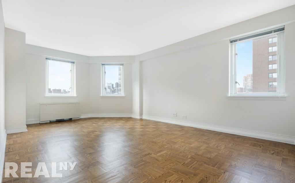 E 71st St #10F - Photo 2 of 4