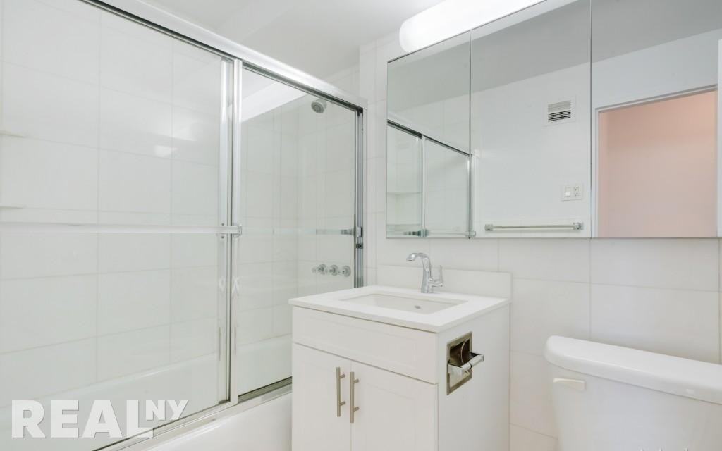 E 71st St #10F - Photo 3 of 4