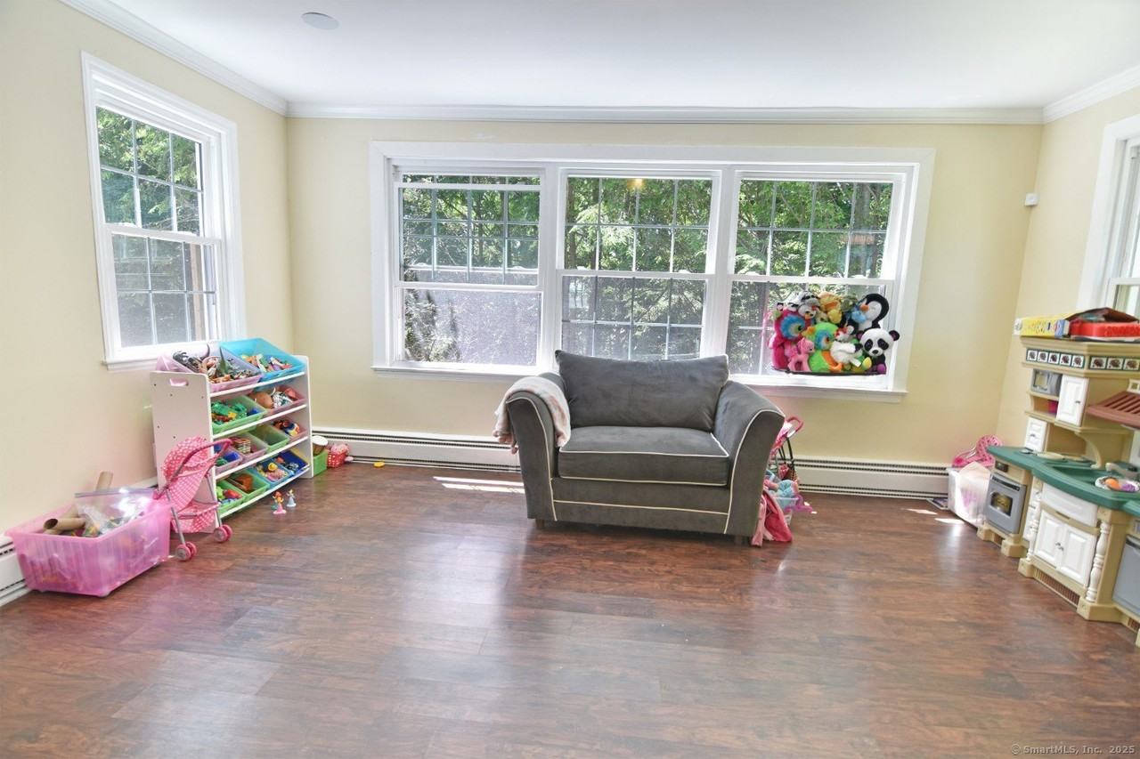 541 Willow St - Photo 3 of 19