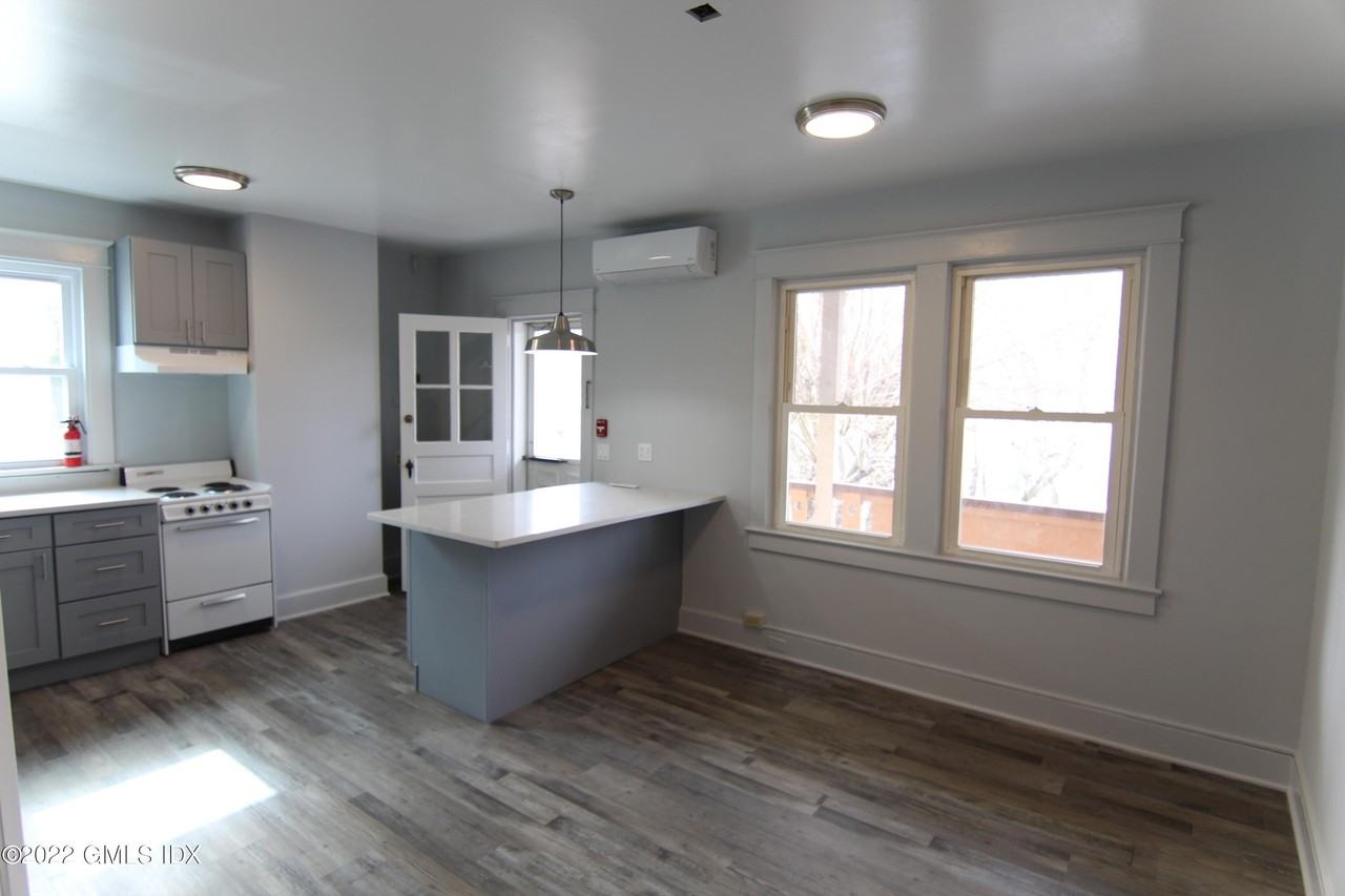 434 E Putnam Ave #2L - Photo 3 of 13