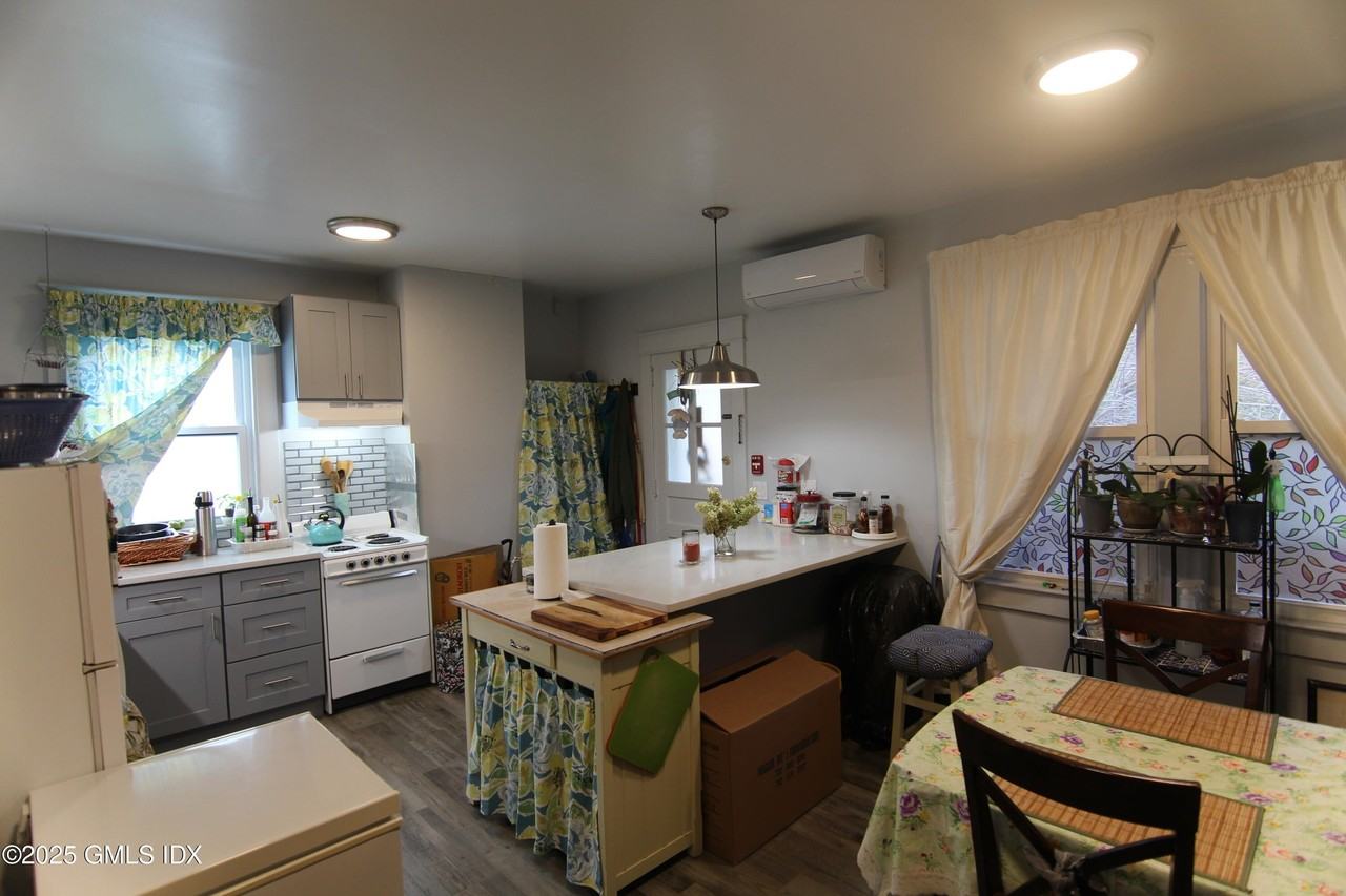 434 E Putnam Ave #2L - Photo 4 of 13