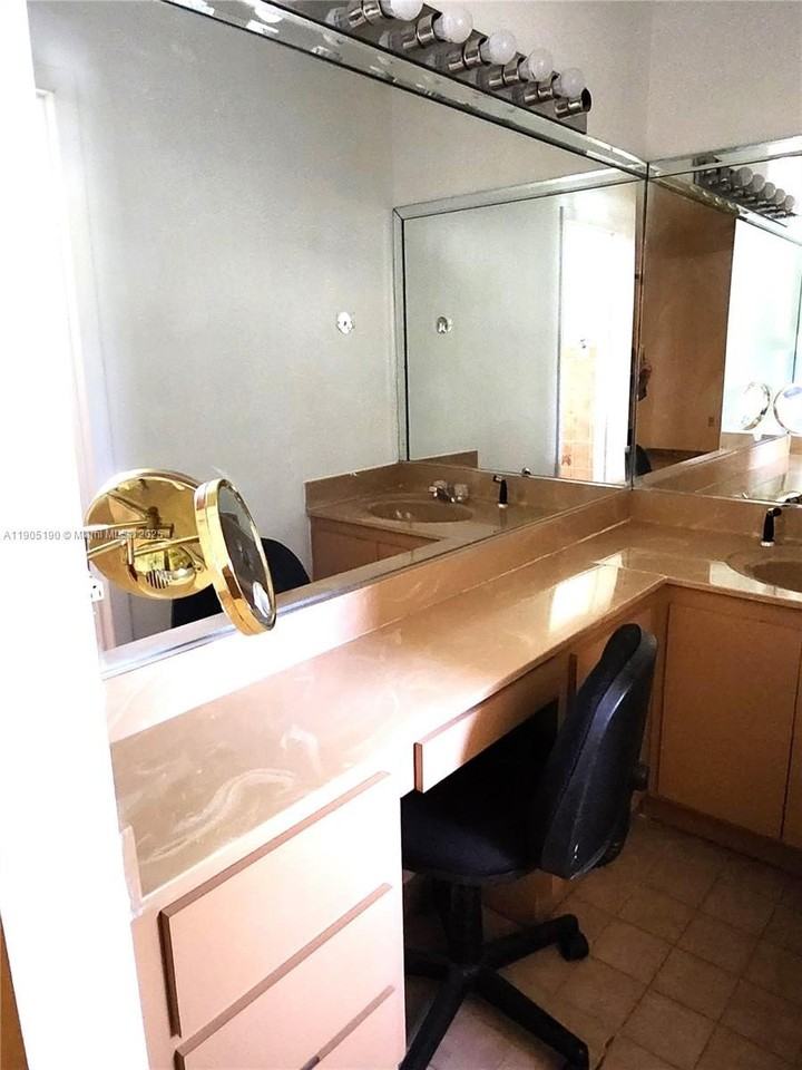 2231 Sw 14th St #2231 - Photo 5 of 12