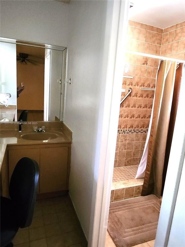 2231 Sw 14th St #2231 - Photo 4 of 12