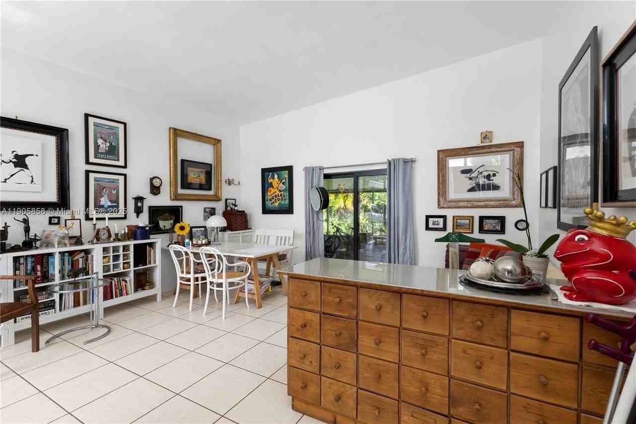 8531 Sw 27th Ter - Photo 5 of 22