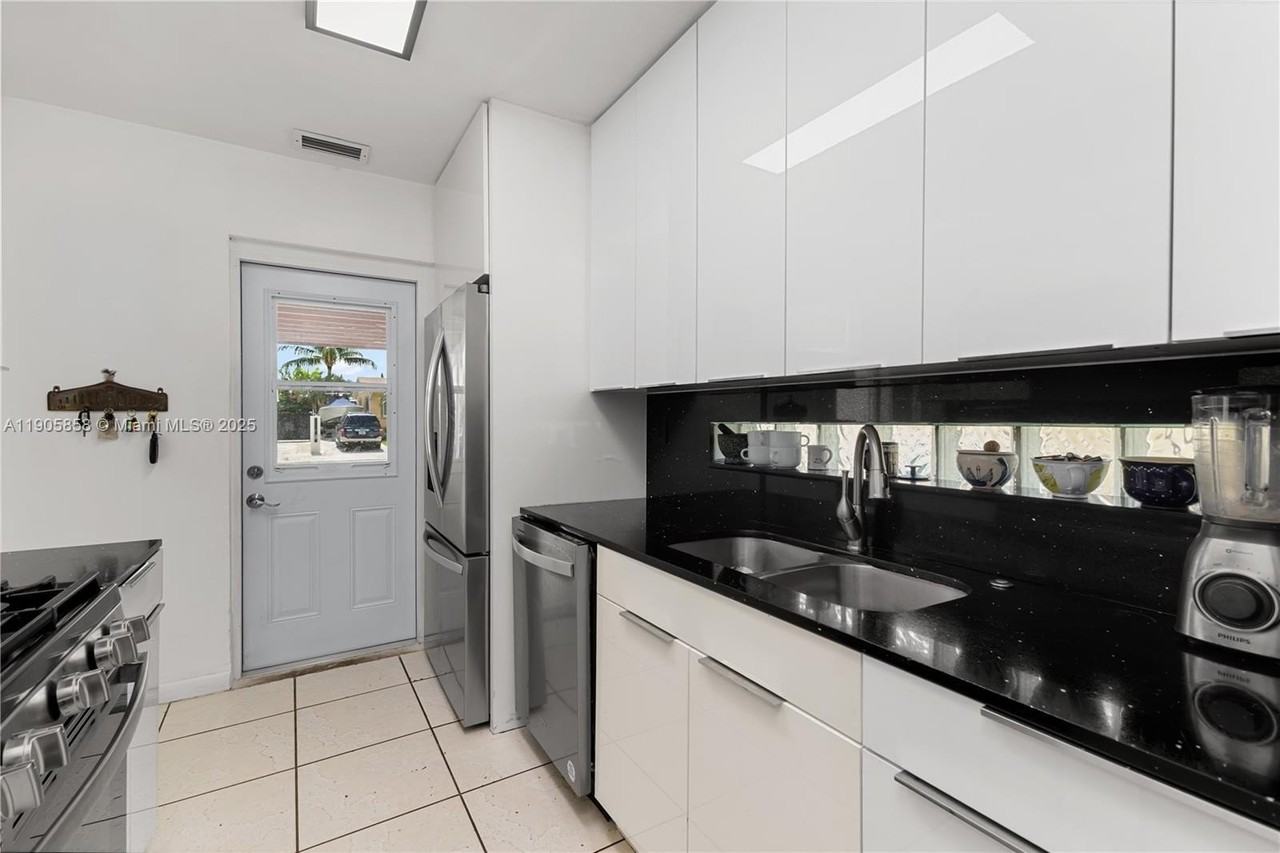 8531 Sw 27th Ter - Photo 7 of 22