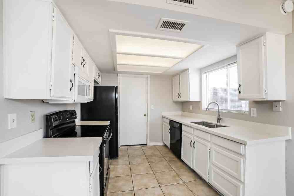 315 West Ross Avenue - Photo 7 of 16