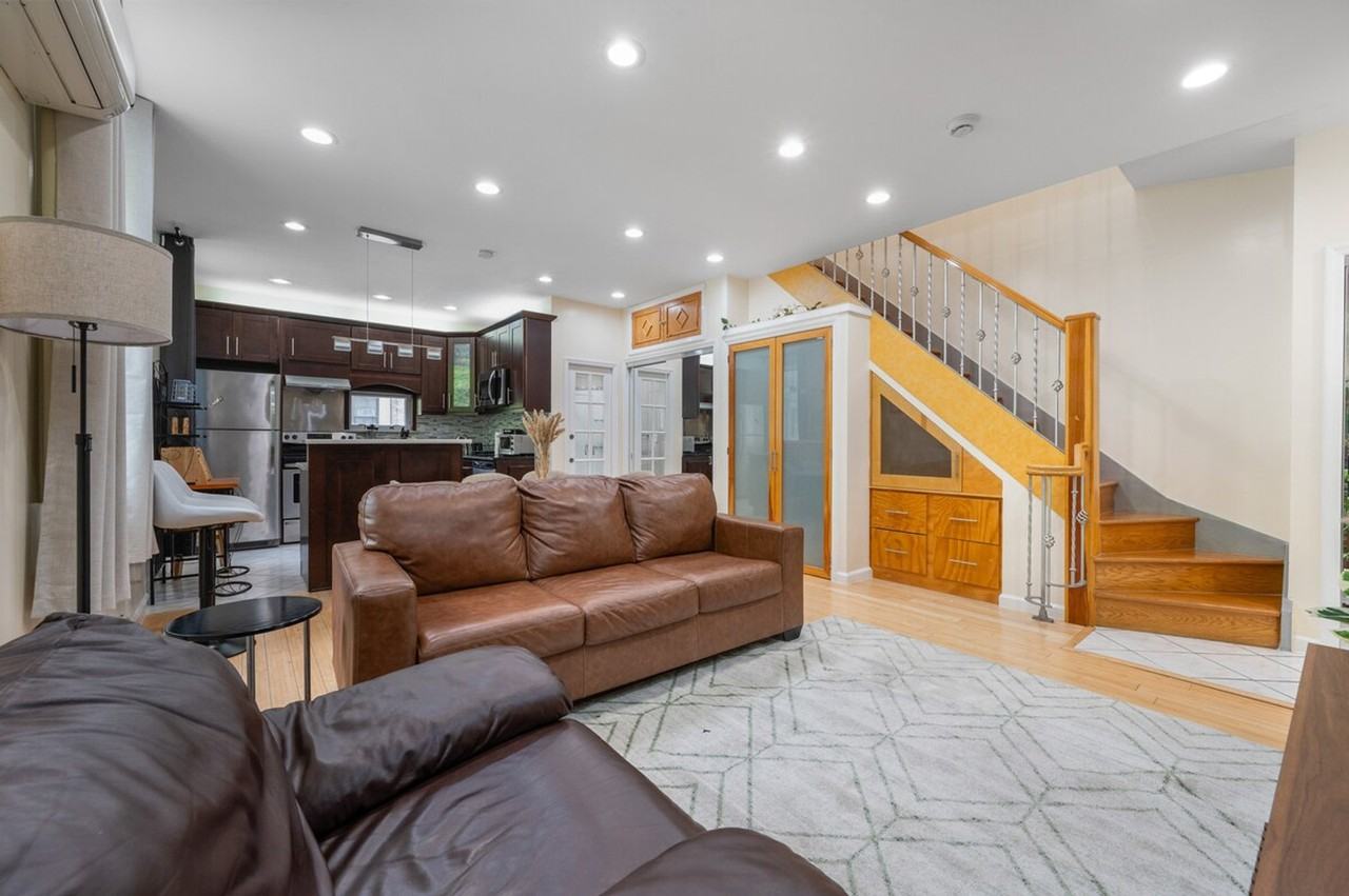 318 E 62nd St #1323935P - Photo 4 of 18