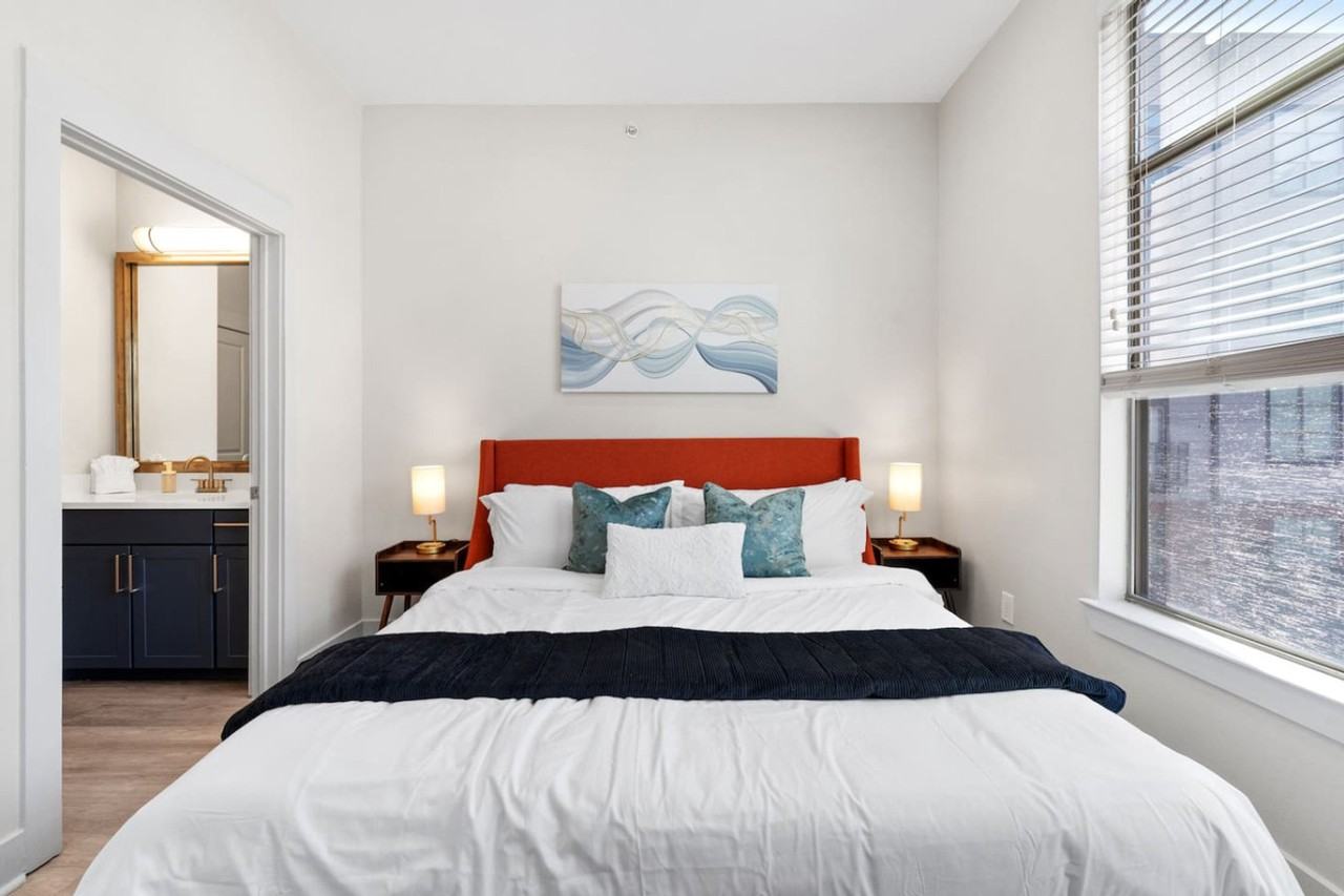 2901 Indiana Street - Photo 2 of 98