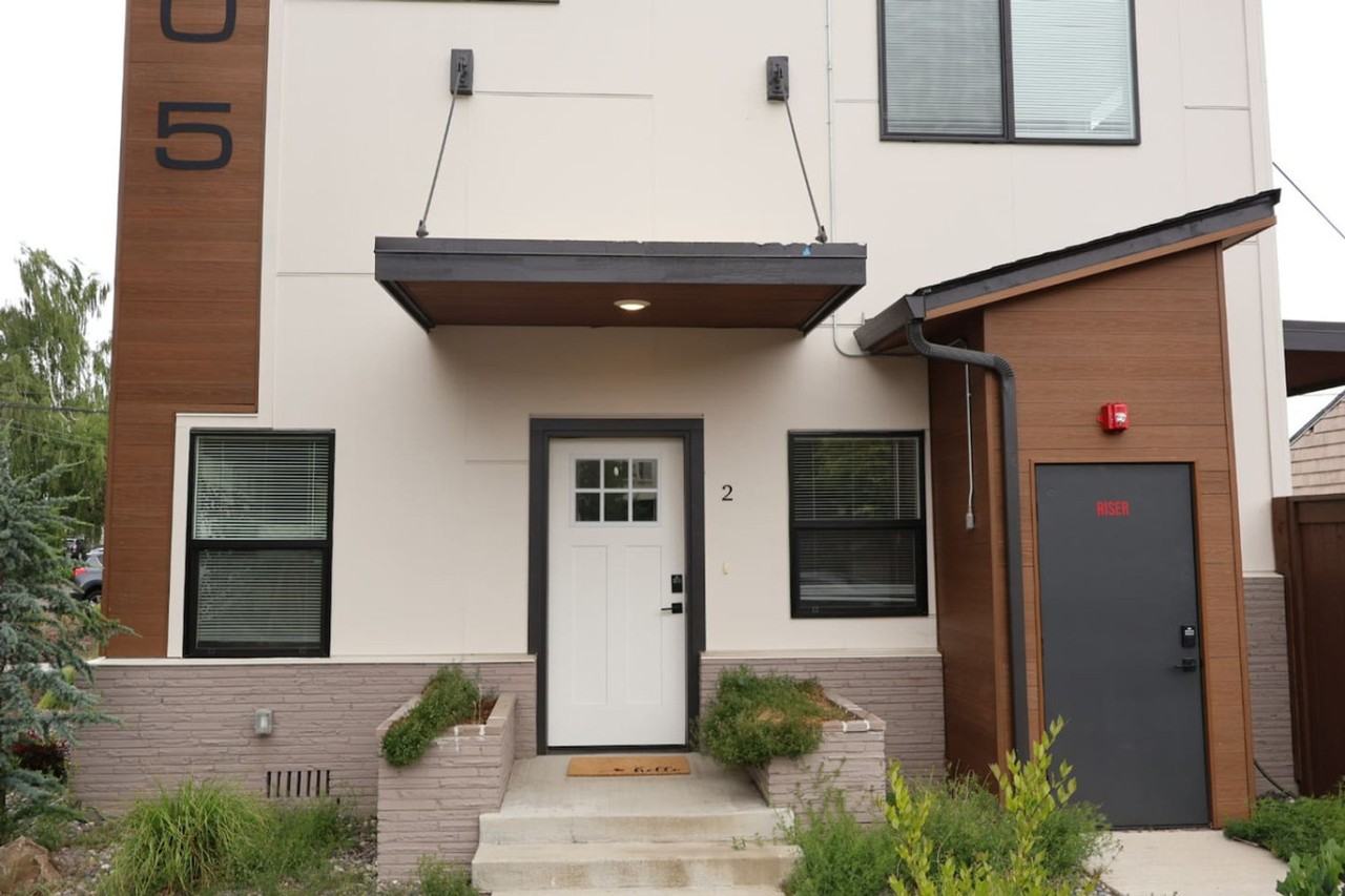 204 E 35th St #1334340P - Photo 4 of 43