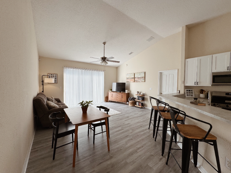 2137 Winterset Dr - Photo 3 of 15