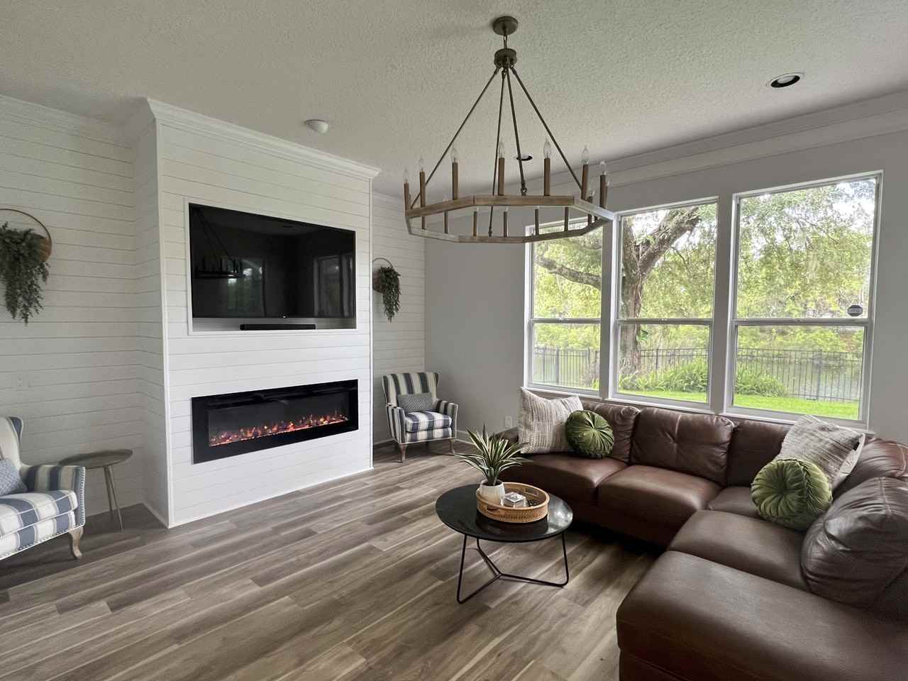 405 West Silverthorn Lane #NA - Photo 3 of 9