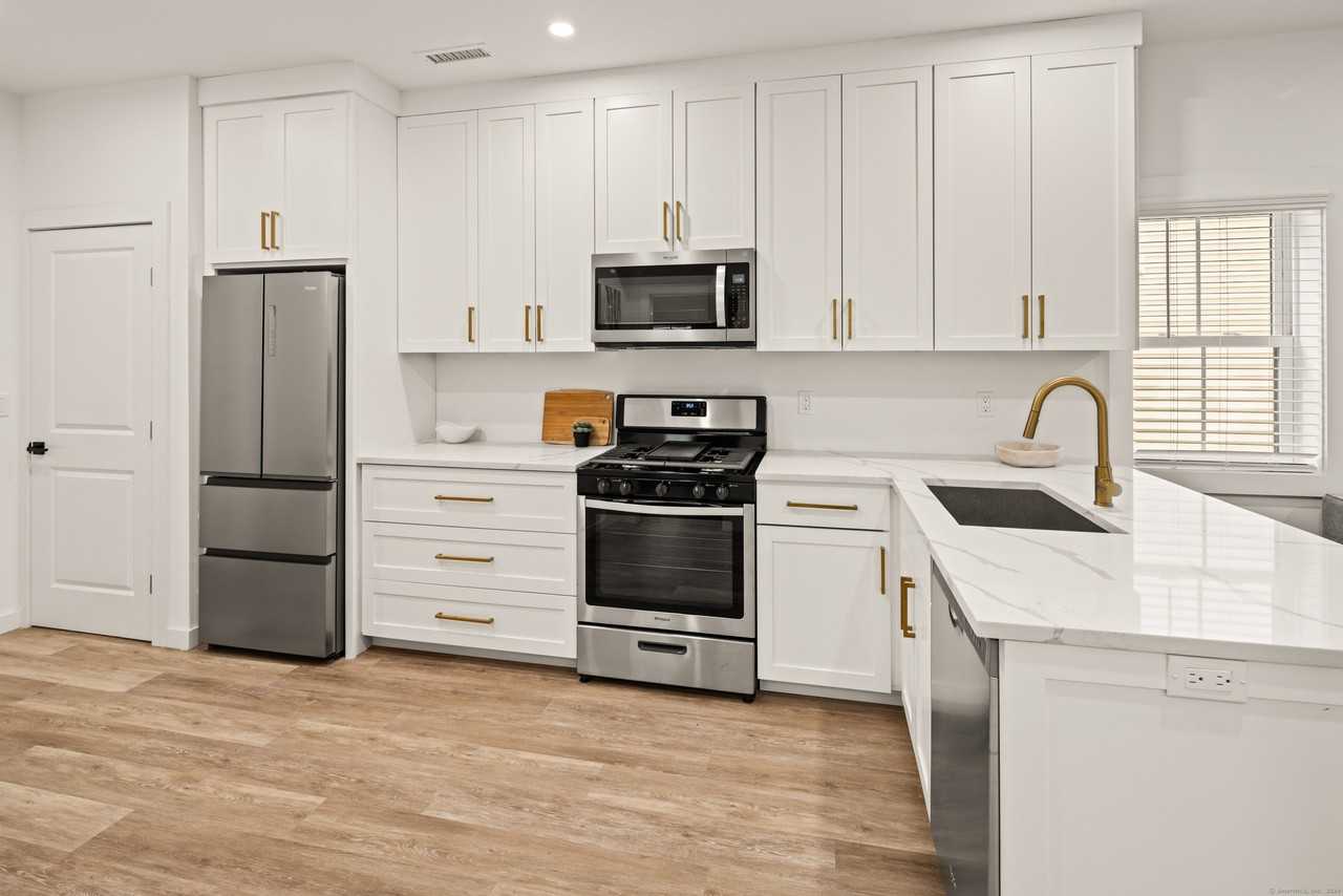 211 211 Ferry Blvd Boulevard #202 - Photo 4 of 15